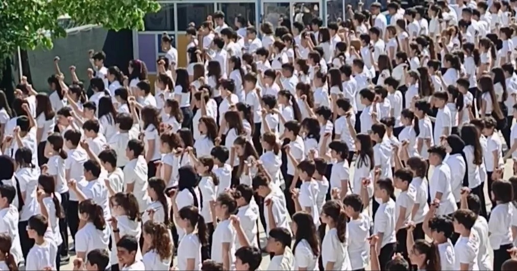 537 öğrenciden dev kaşık oyunu koreografisi
