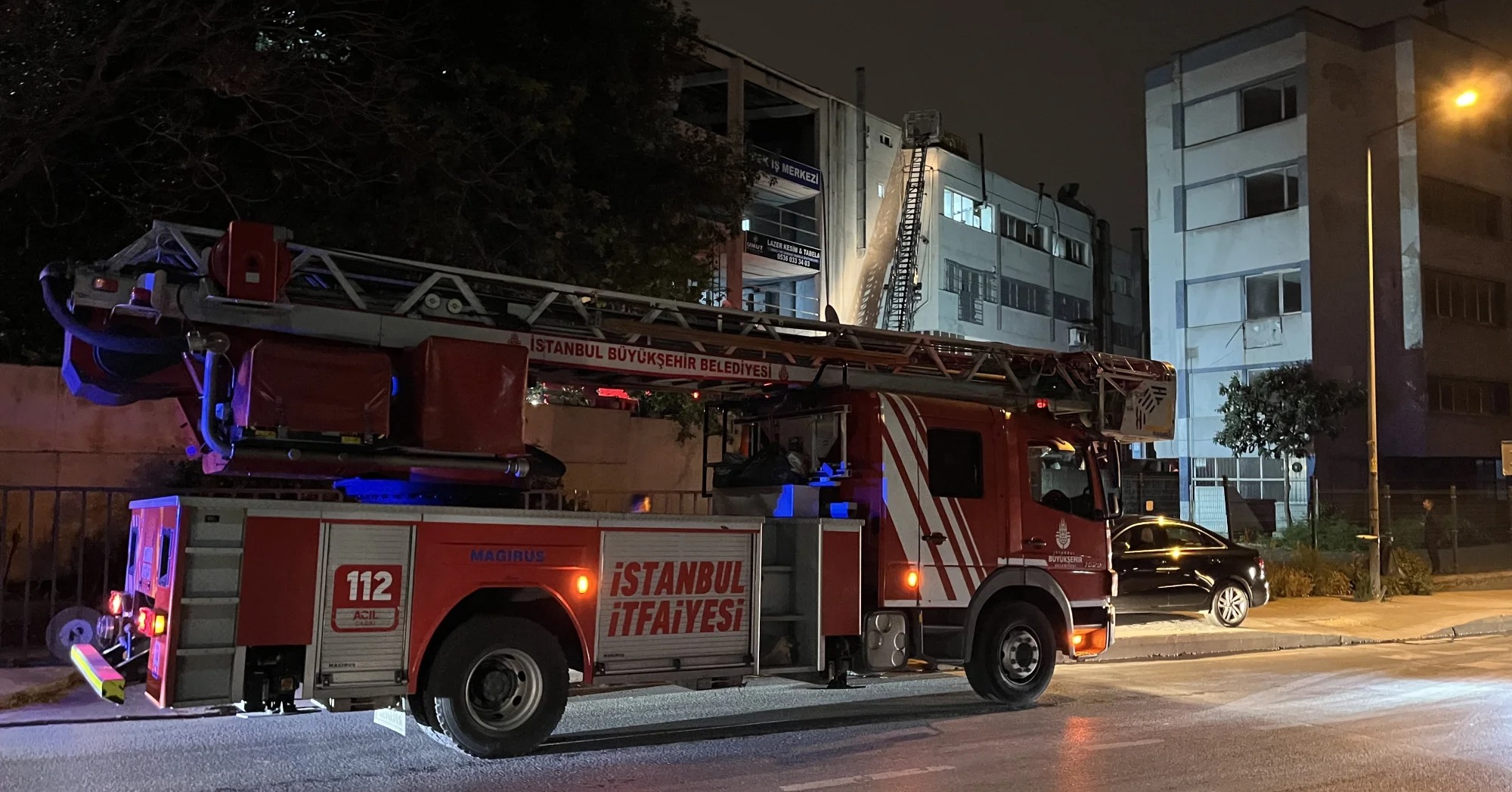 4 katlı iş merkezinin çatısında yangın
