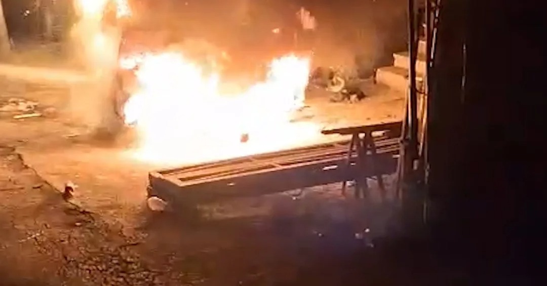 Park halindeki otomobil alev topuna döndü