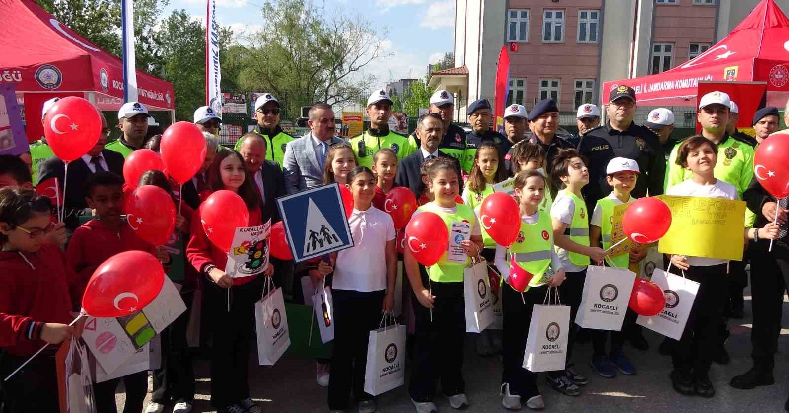 Minik trafik dedektifleri görev başında