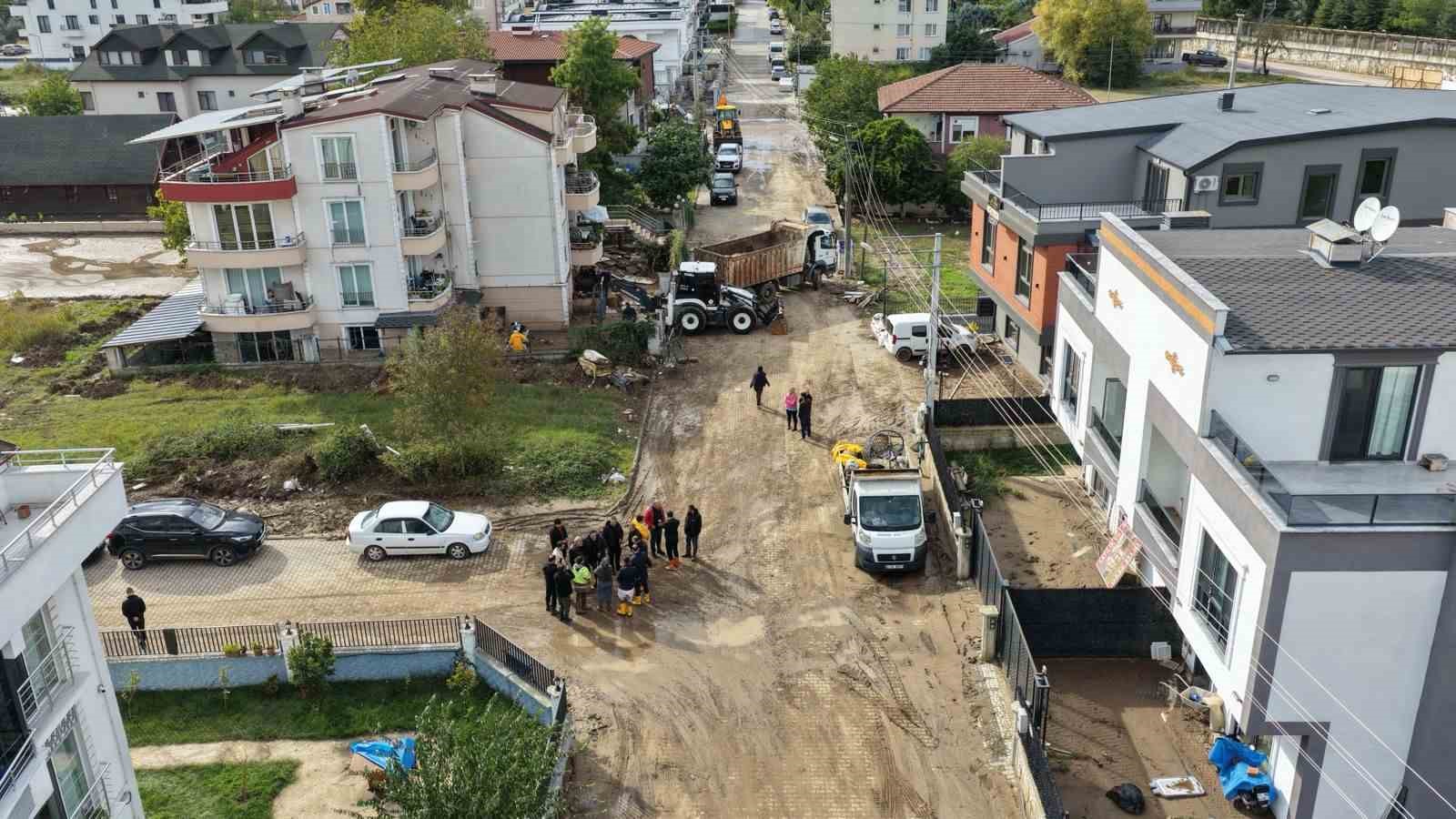 Başiskele'de sel hasarları 337 personel ve 142 araçla giderilmeye çalışılıyor