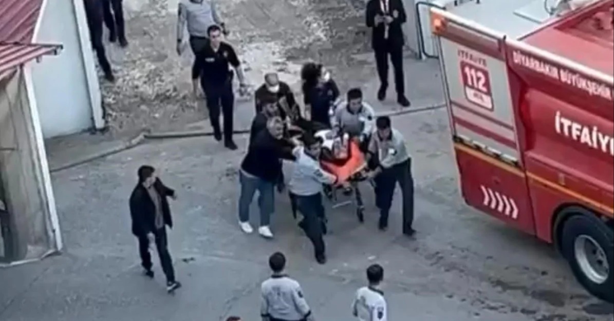 İnşaat halindeki otelde yangın: 13 kişi dumandan etkilendi